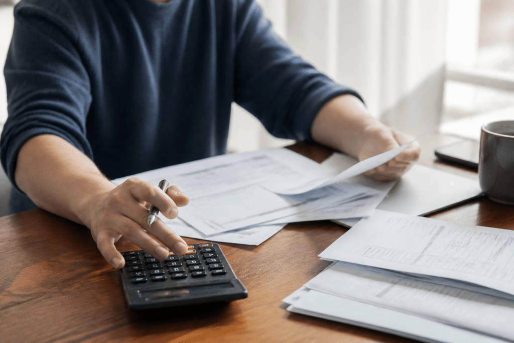 Documents d'assurance etude comparative avec calculatrice bureau