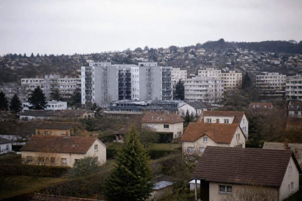 Immeubles collectifs gris contraste maisons individuelles dispersées