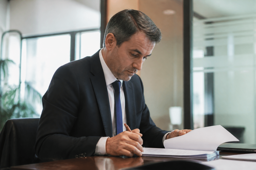 Banquier examinant documents prêt avec stylo rouge