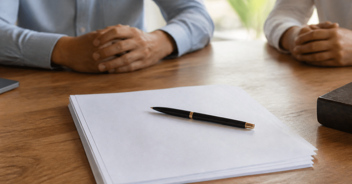 Contrat immobilier signé pose sur bureau avec stylo
