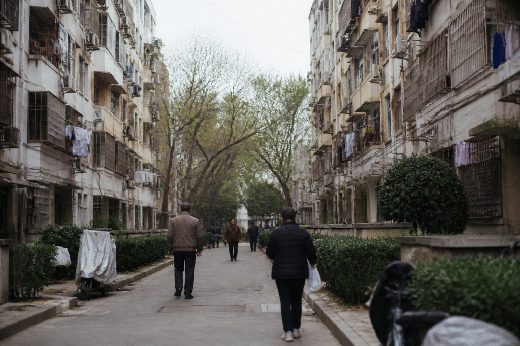 Immeubles résidentiels denses avec habitants circulant entre bâtiments