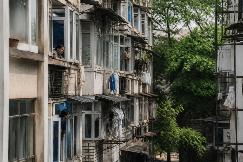 Immeubles resserres avec nombreuses fenetres et habitants visibles
