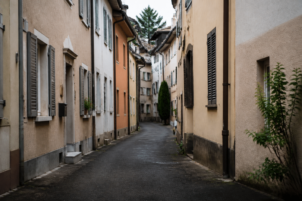 Immeubles résidentiels denses avec rues étroites alsaciennes