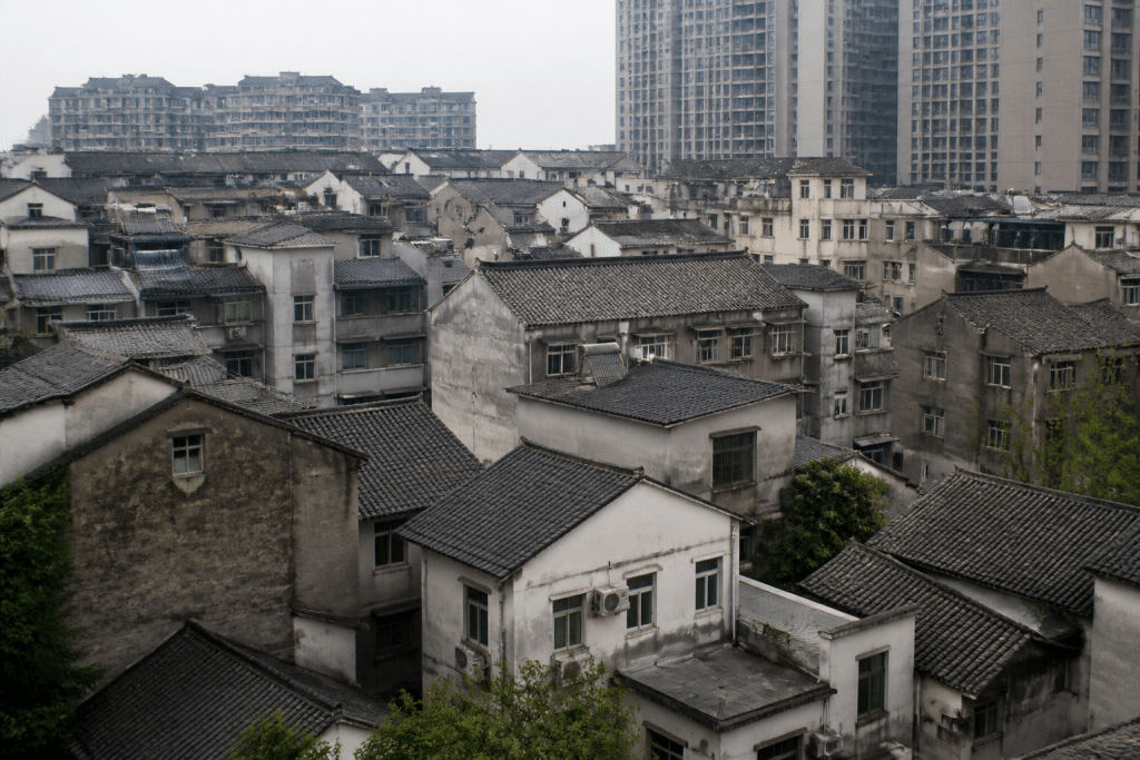 Immeubles résidentiels densément construits avec toits gris