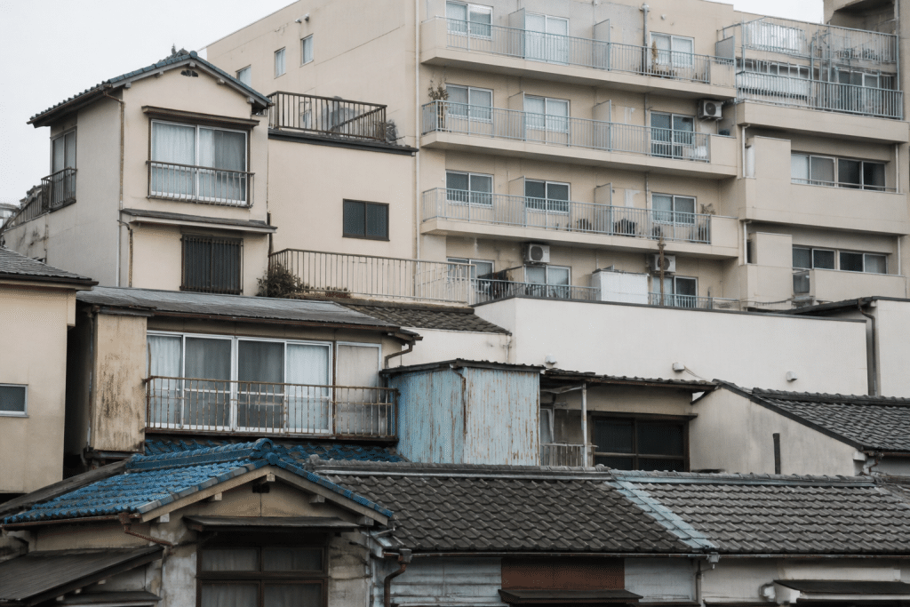 Maisons serrées et immeubles résidentiels dans quartier dense