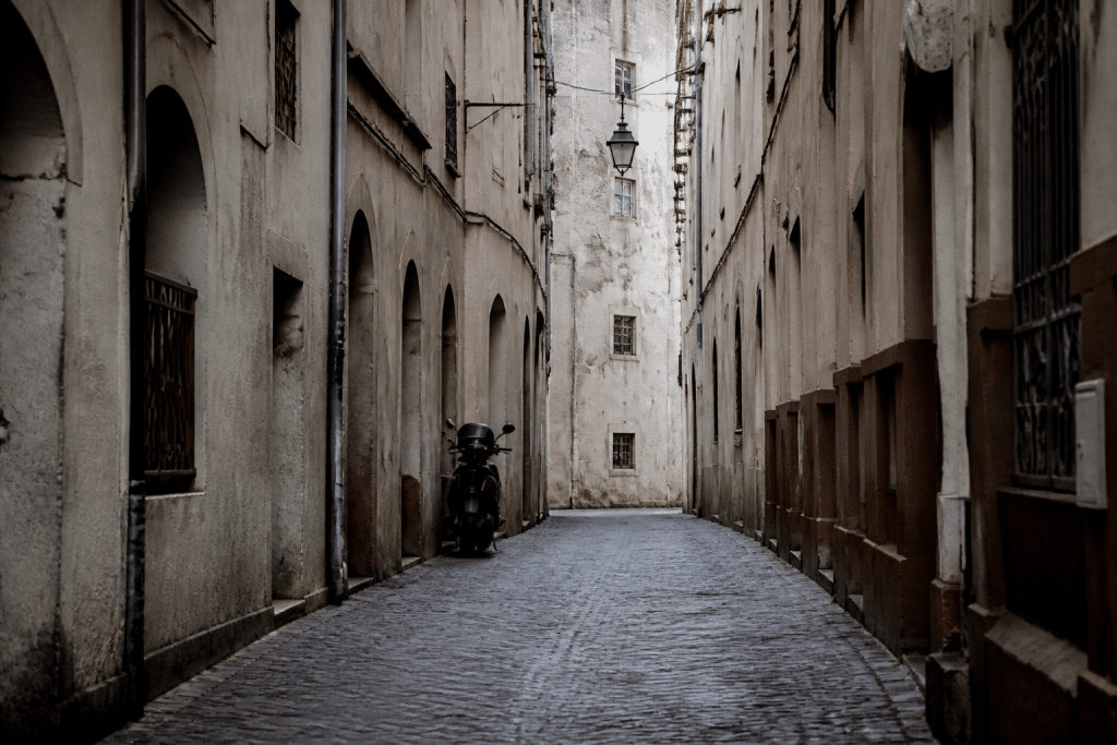 Immeubles collectifs serrés avec petites rues pavées
