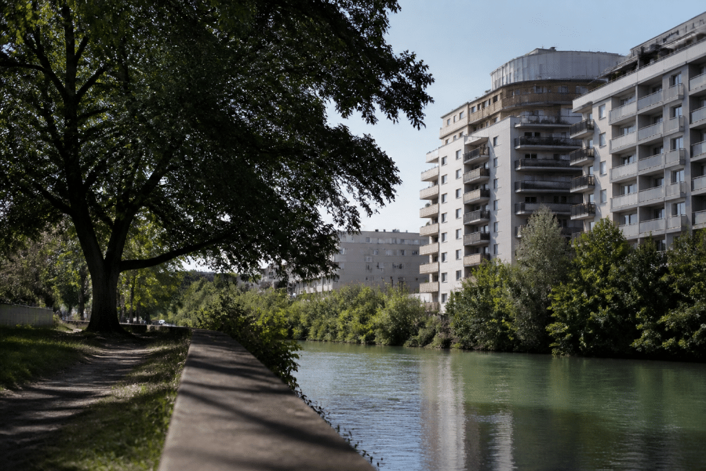 Immeubles denses et arbres le long de la riviere Marne