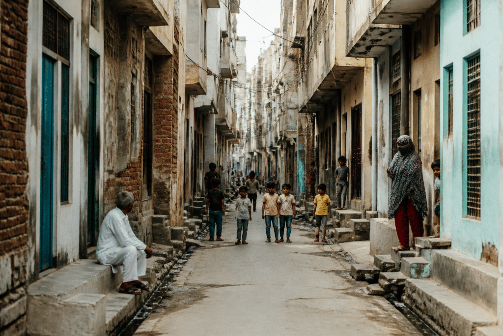 Immeubles resserres avec rues etroites et nombreux habitants visibles