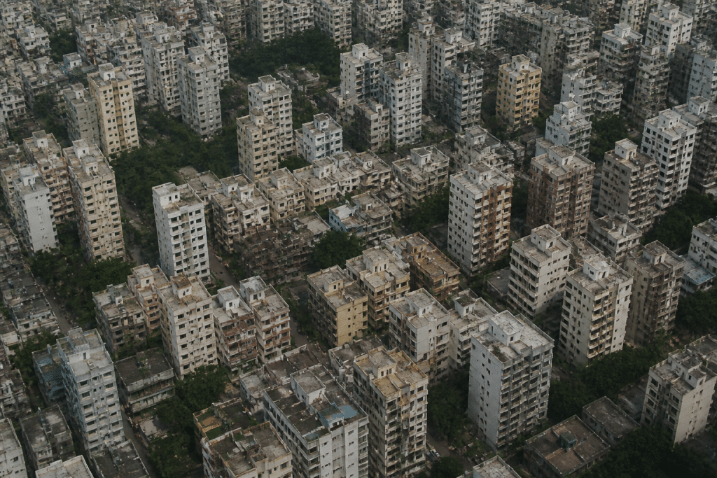 Vue aerienne ville dense immeubles rapproches espaces verts limites