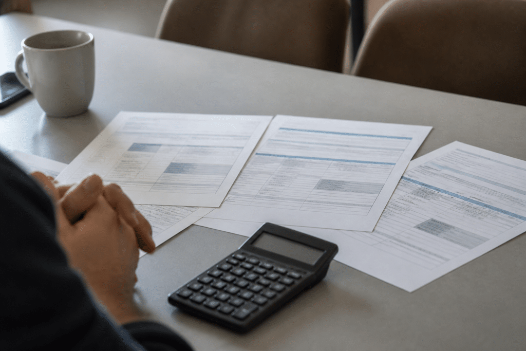 Trois devis d'assurance avec documents et calculatrice