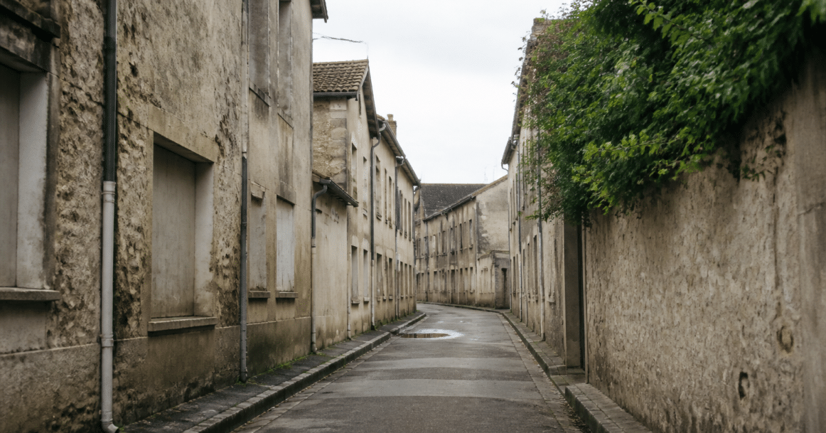 rue herblay-sur-seine avec batiments degrades et peu frequentes