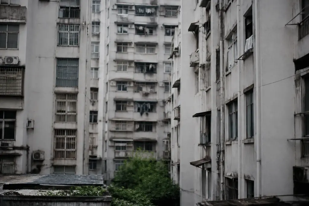 Immeubles collectifs gris densement construits dans quartier isolé