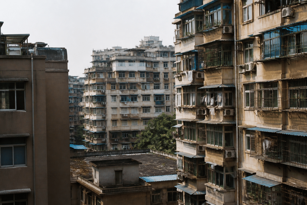 Immeubles collectifs densément construits dans quartier urbain compact