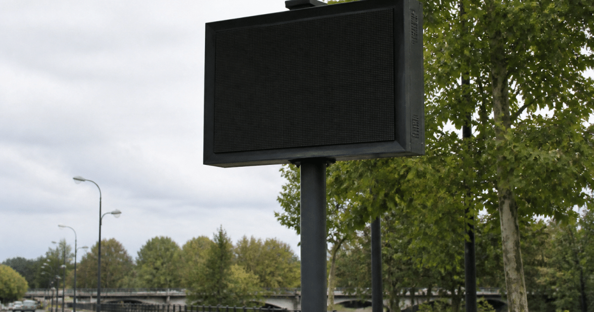 Panneau indicateur affichant chiffres population ville Joinville-le-Pont
