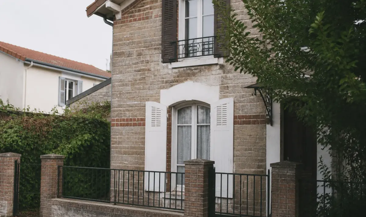 Maison avec panneau vendu suspendu devant facade