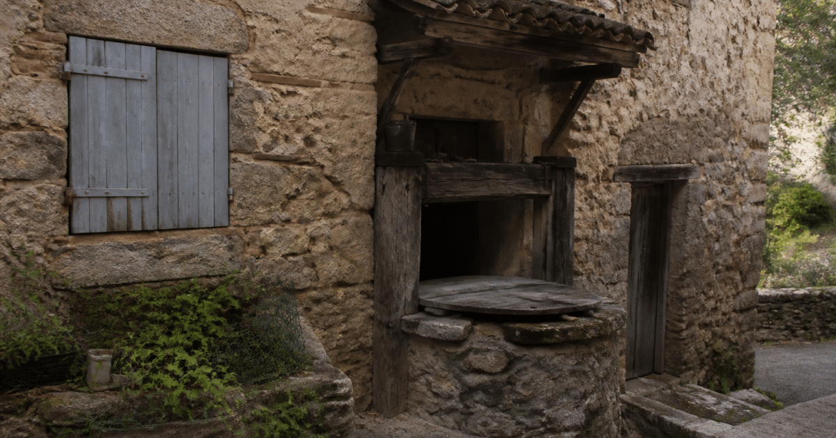 Maison avec ancien puits souterrain visible en facade