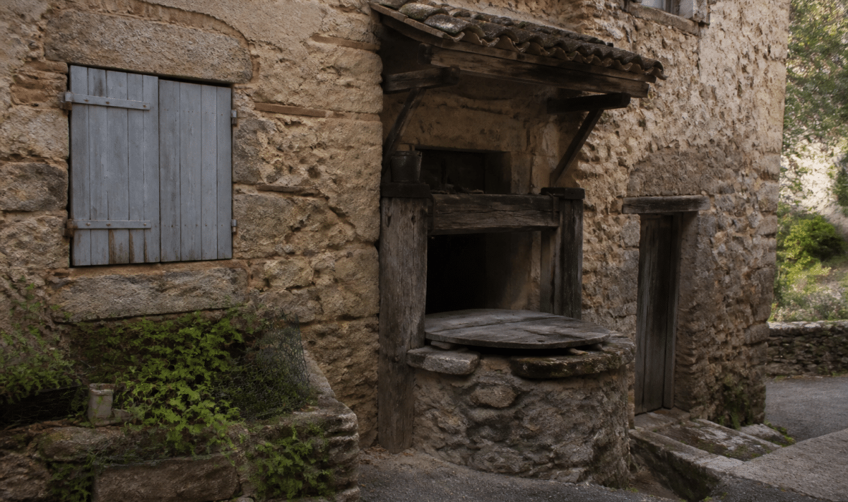 Maison avec ancien puits souterrain visible en facade