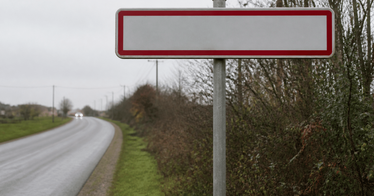 Panneau d'entrée de ville affichant le nombre d'habitants registres