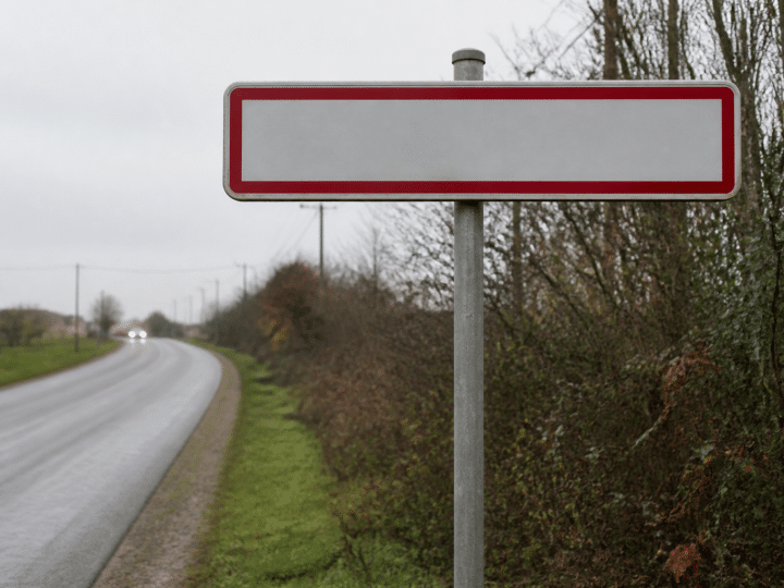 Panneau d'entrée de ville affichant le nombre d'habitants registres