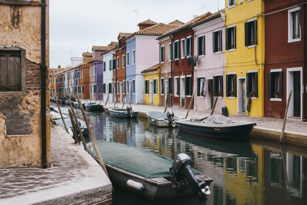 Canaux pittoresques avec maisons colorées et bateaux amarrés