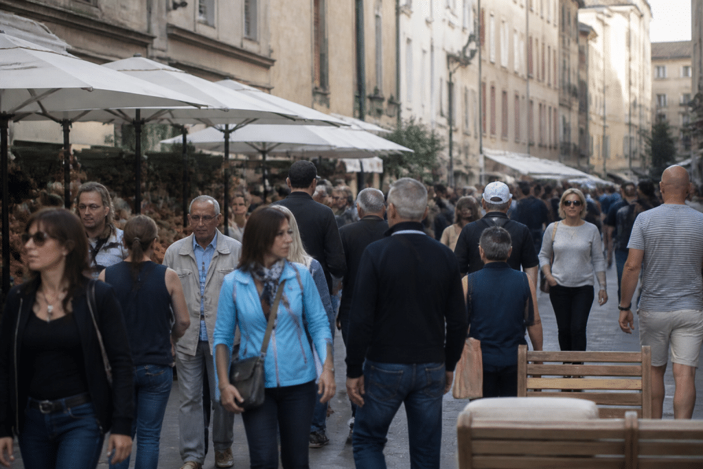Rue animee avec commerces, marche et passants en centre-ville