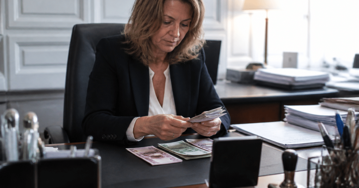 notaire comptant argent liquide sur bureau professionnel