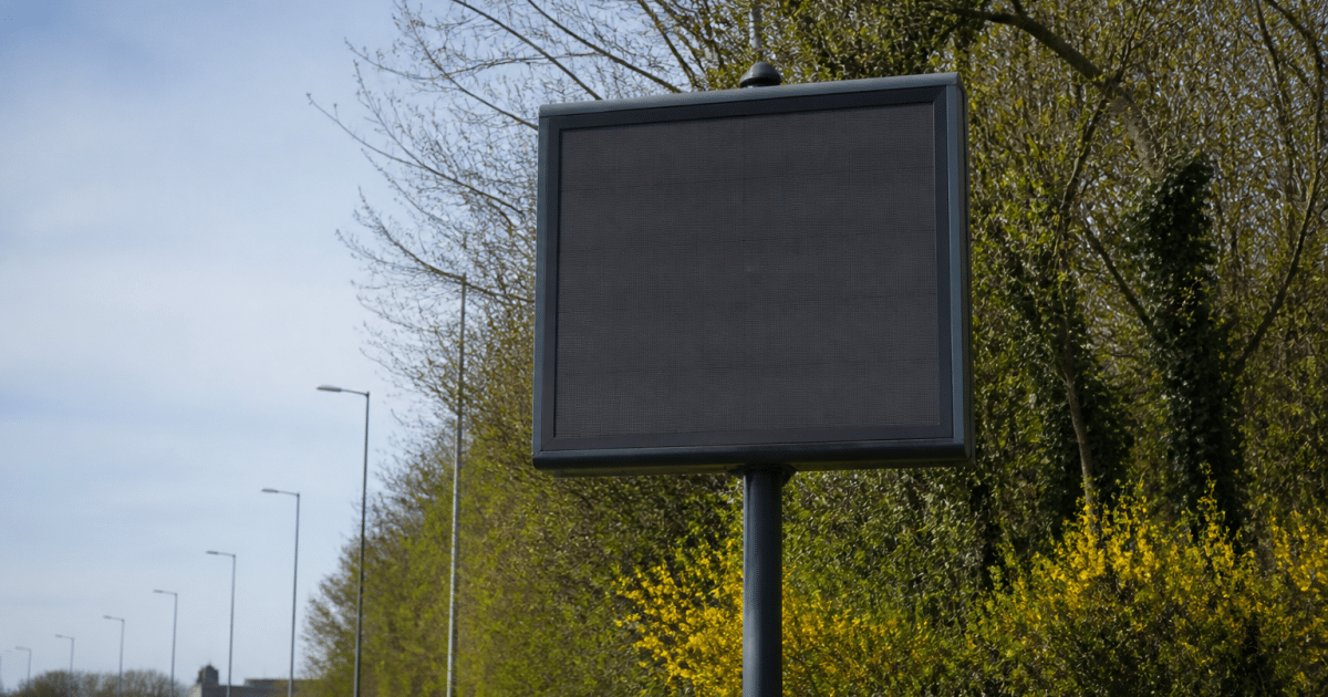 Panneau de bienvenue affichant population totale ville Beauvais