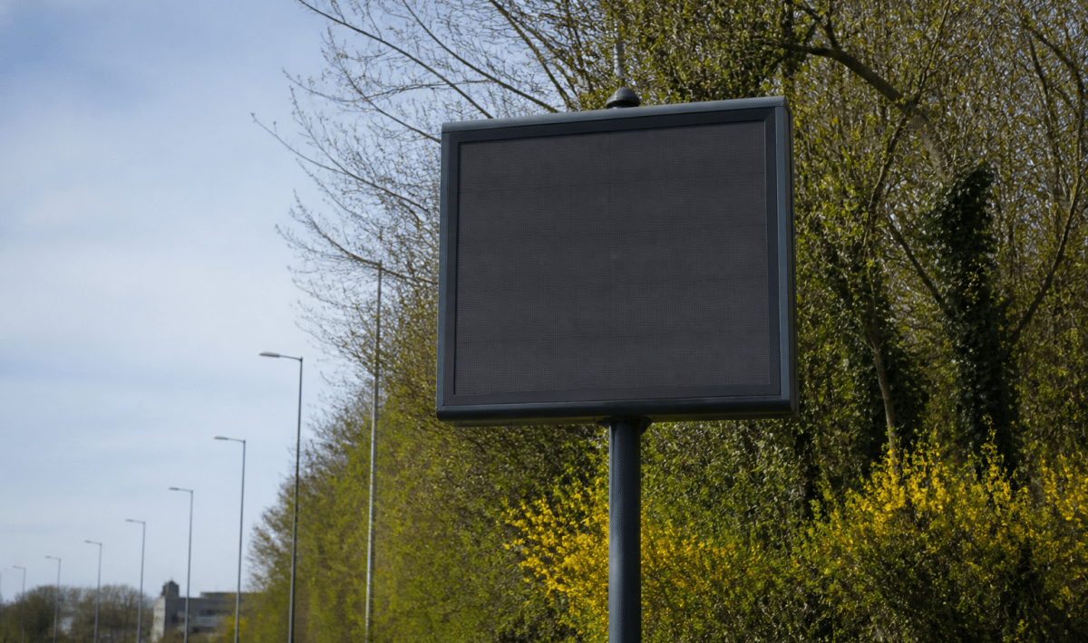 Panneau de bienvenue affichant population totale ville Beauvais
