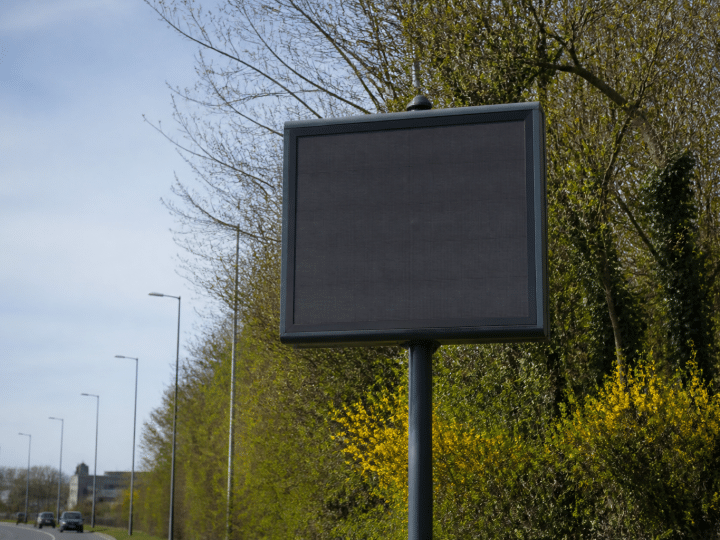 Panneau de bienvenue affichant population totale ville Beauvais