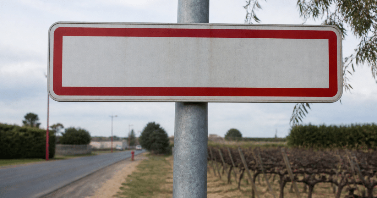 Panneau routier affichant la population de Bessan en chiffres noirs