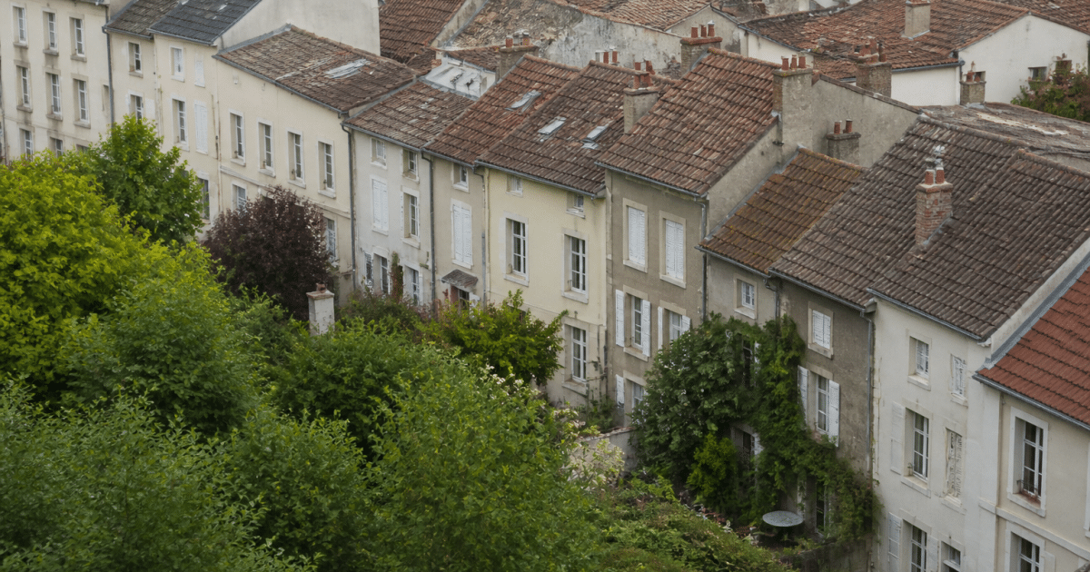Vue aerienne de maisons alignees dans petite ville francaise