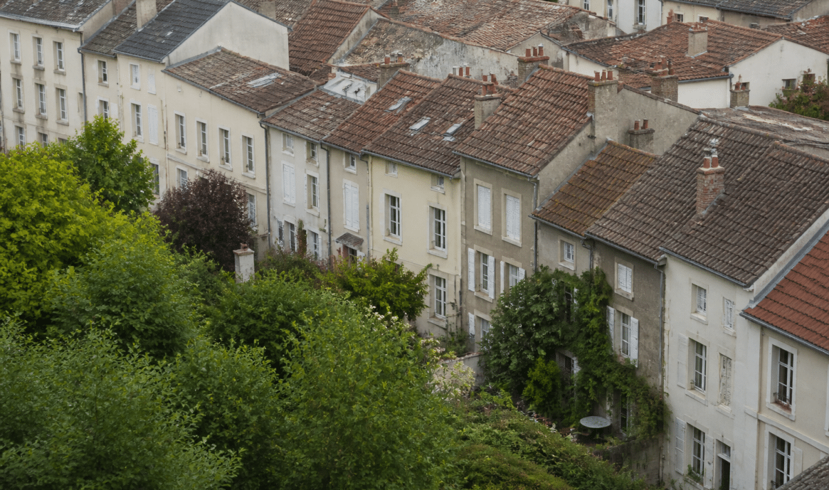 Vue aerienne de maisons alignees dans petite ville francaise