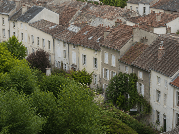 Vue aerienne de maisons alignees dans petite ville francaise