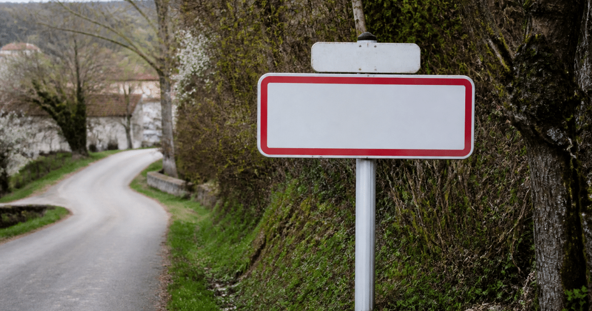 Panneau indicateur village affichant population chiffres noirs