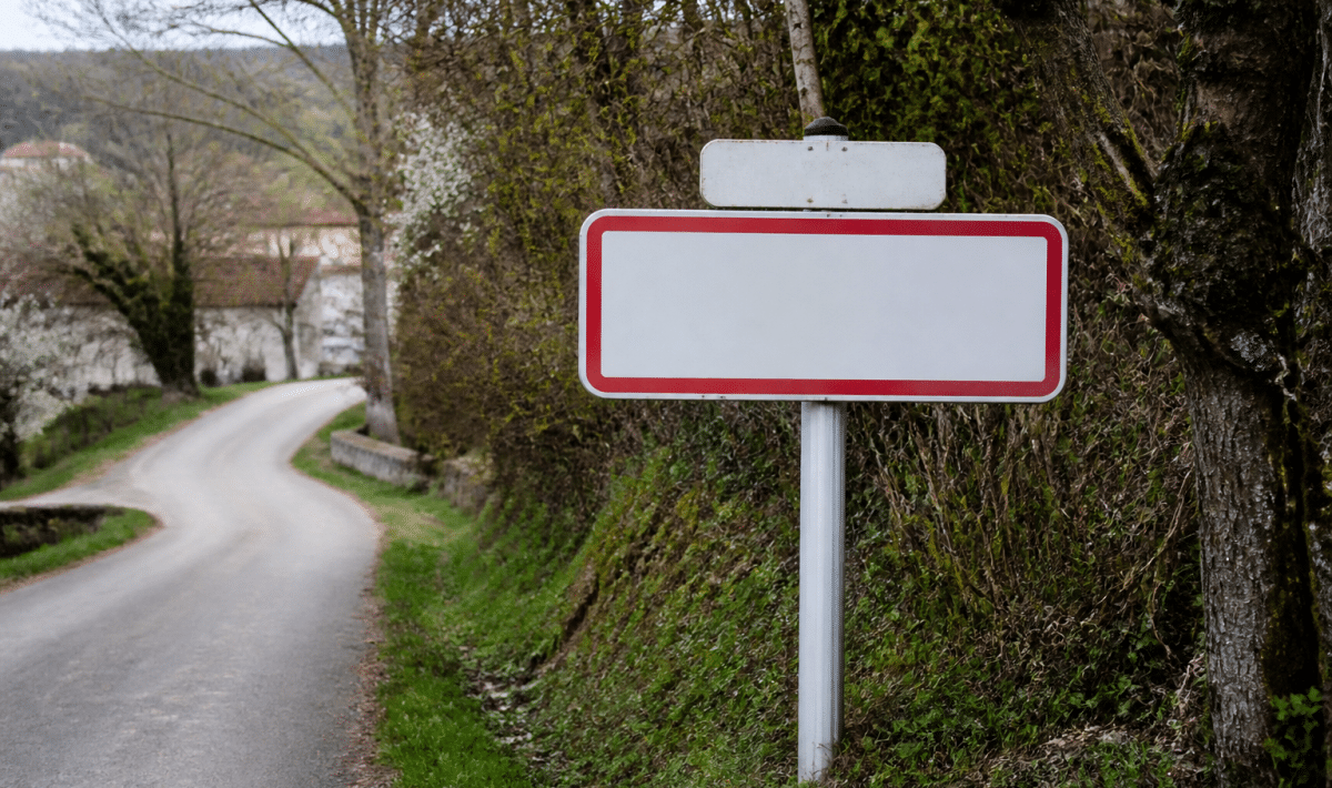 Panneau indicateur village affichant population chiffres noirs