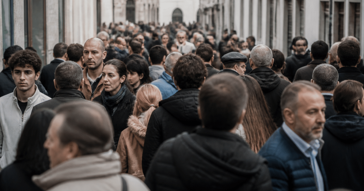 Foule de personnes debout dans rue principale de Limoges