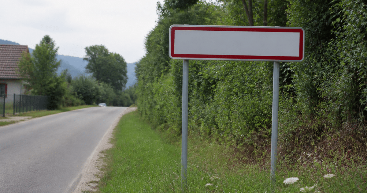Panneau entree village affichant population residents Pers-Jussy