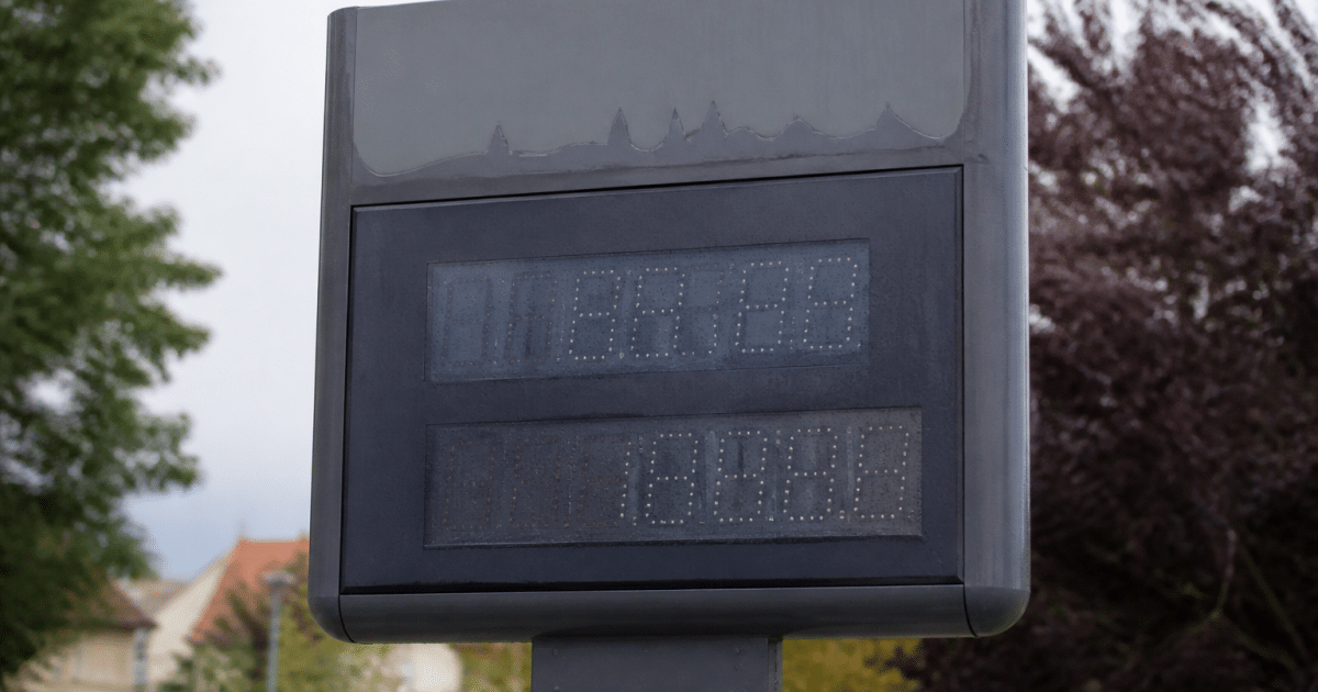 Panneau affichant chiffres population ville Pfastatt en gros plan