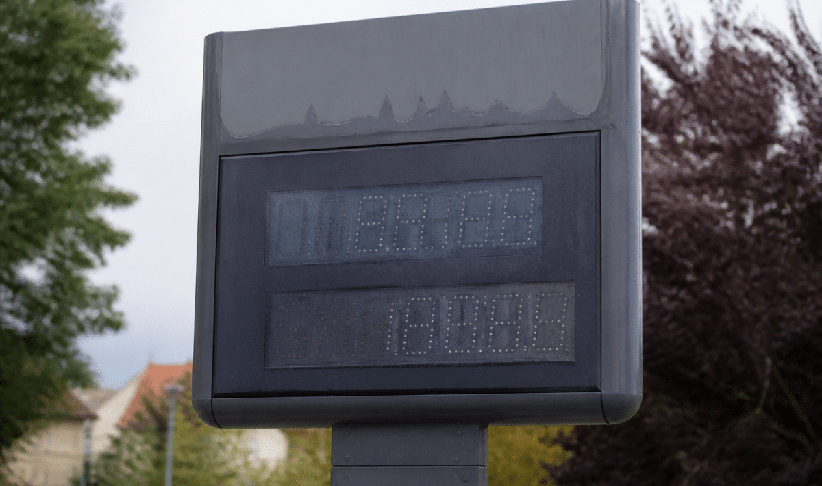 Panneau affichant chiffres population ville Pfastatt en gros plan