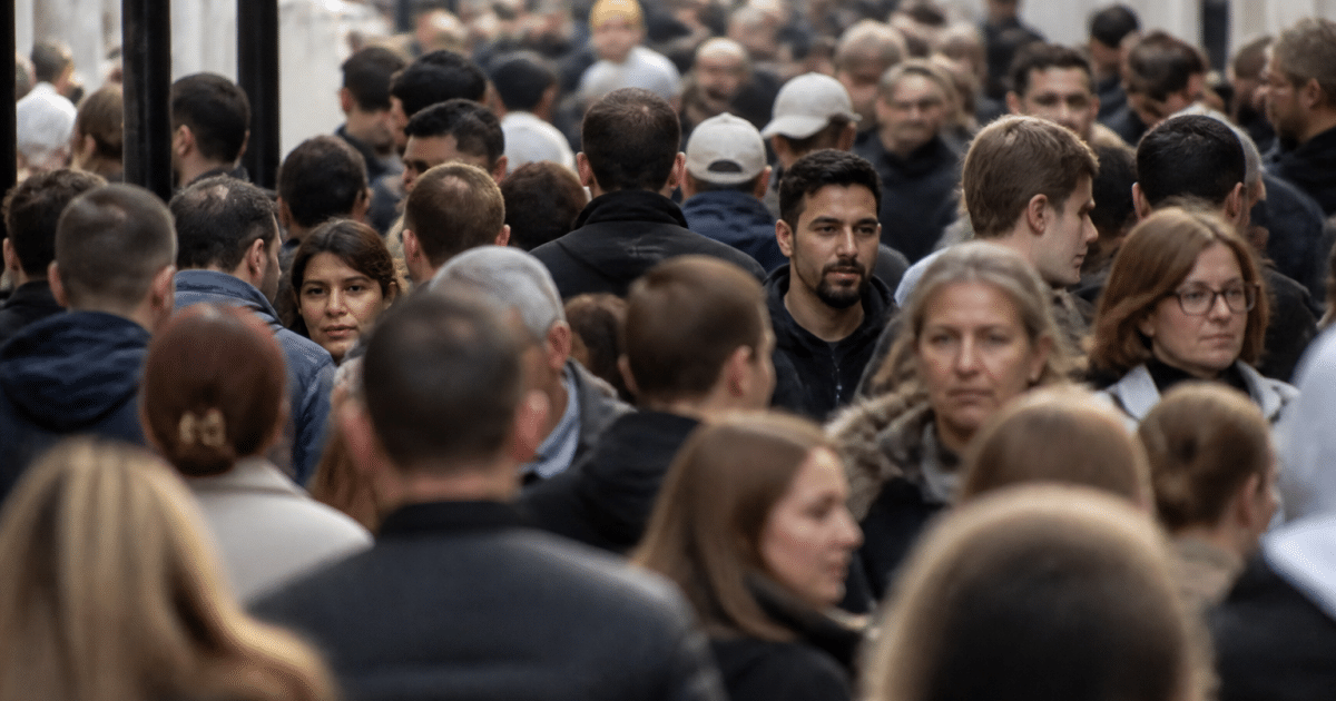 Foule de personnes debout serrées ensemble dans rue urbaine