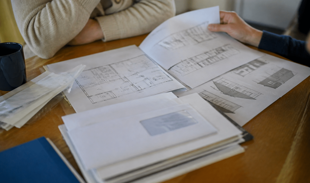 Documents de pret etales sur bureau avec plans renovation