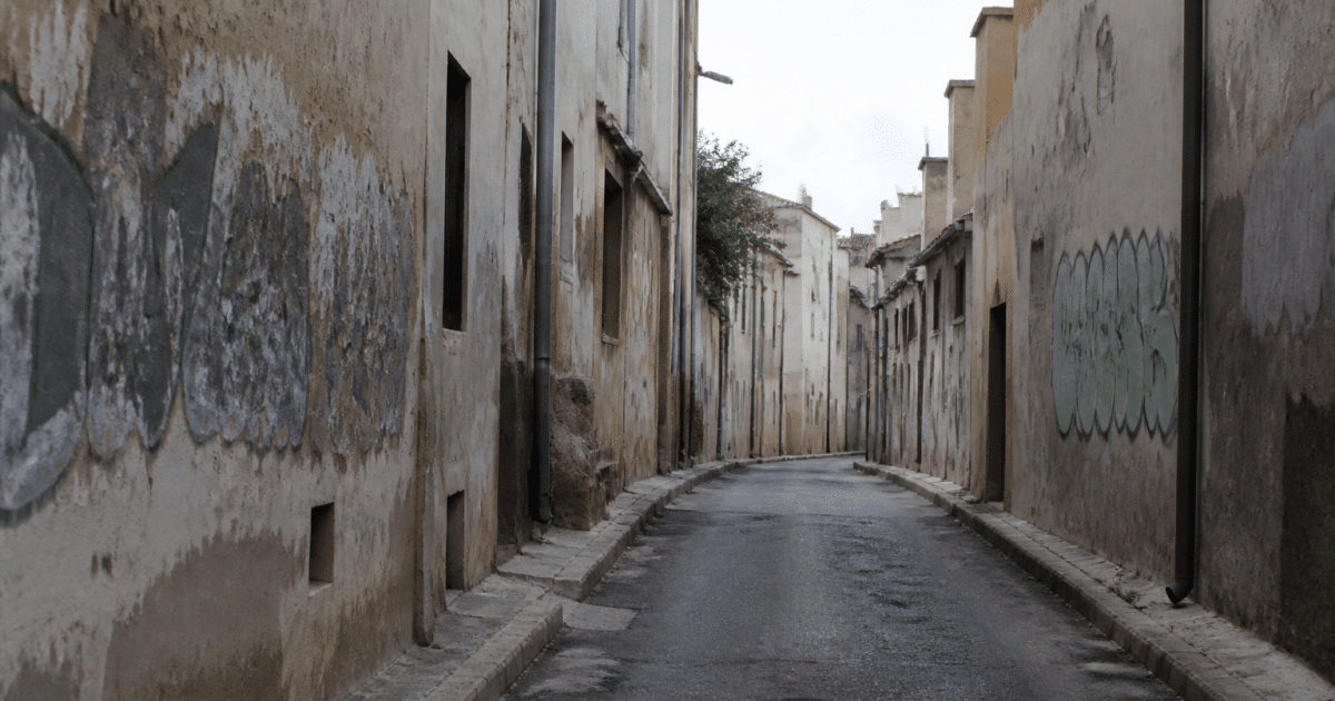 Rue desertes avec immeubles delabres et murs tagges a Martigues