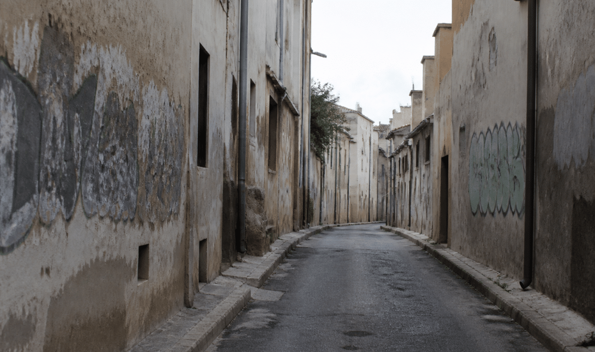Rue desertes avec immeubles delabres et murs tagges a Martigues