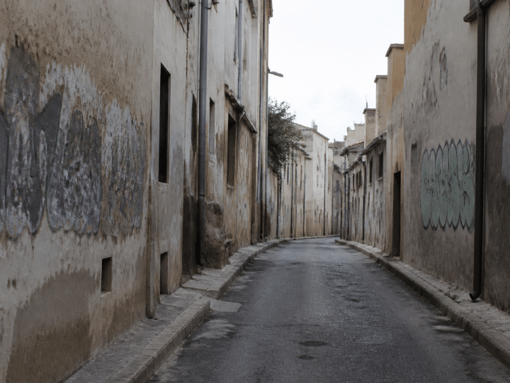 Rue desertes avec immeubles delabres et murs tagges a Martigues