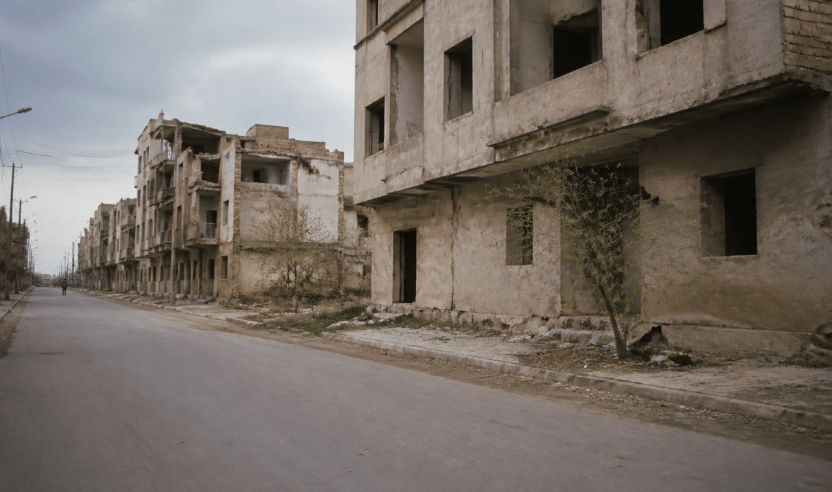 rue deseerte avec immeubles degrades en arriere-plan