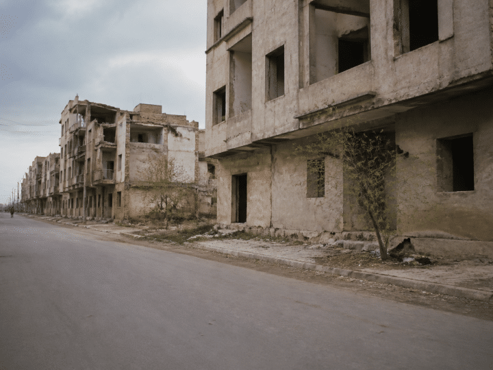 rue deseerte avec immeubles degrades en arriere-plan