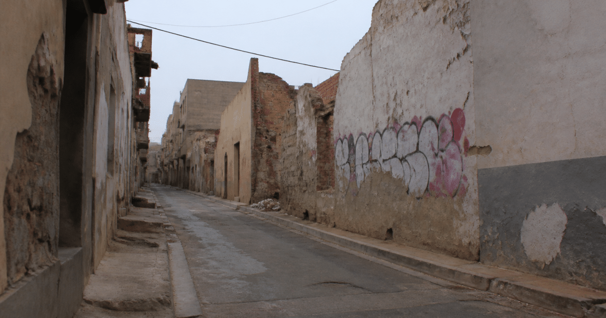 Rues desertes avec batiments degrades et murs tags