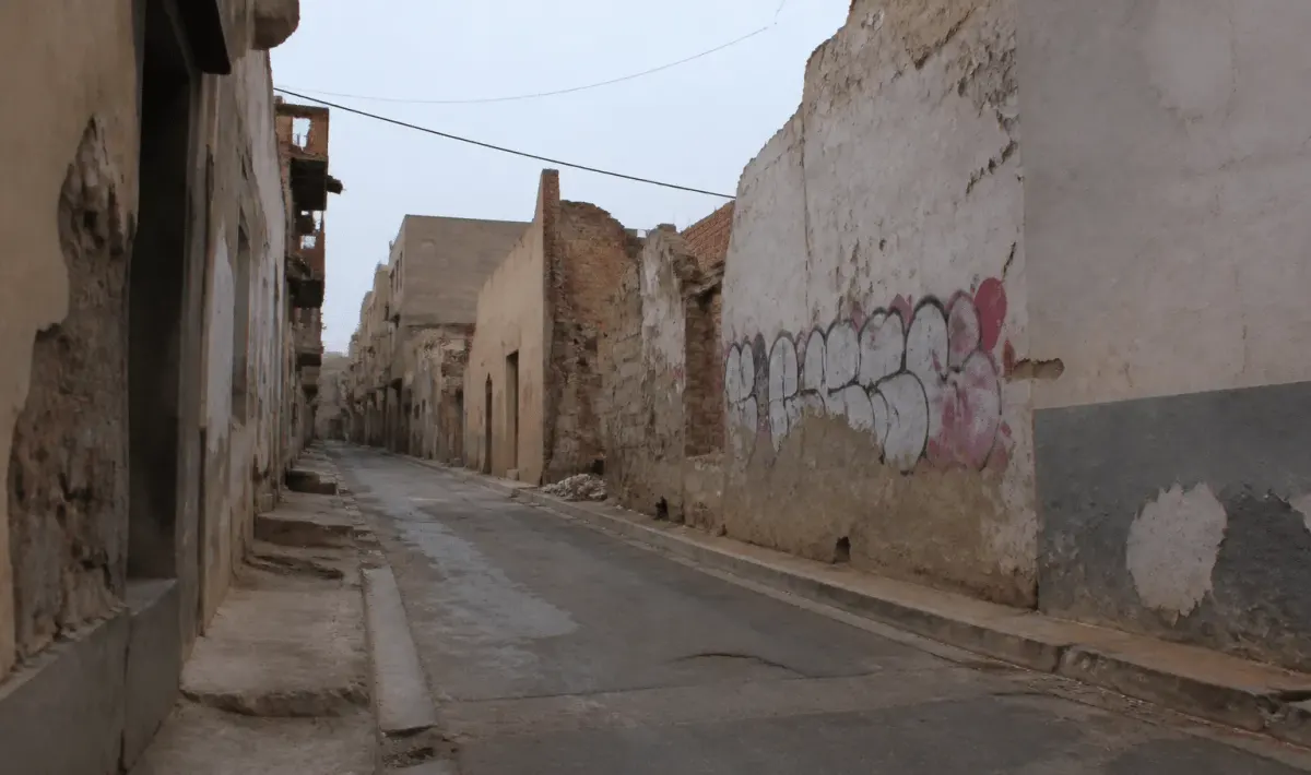 Rues desertes avec batiments degrades et murs tags