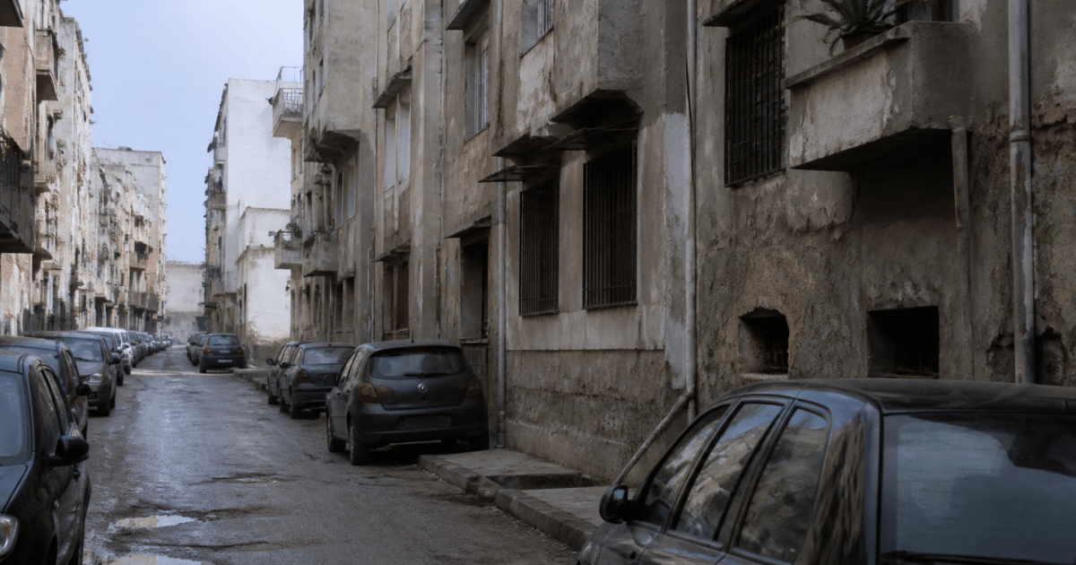 Rues urbaines degradees avec immeubles delabres et facades ternies