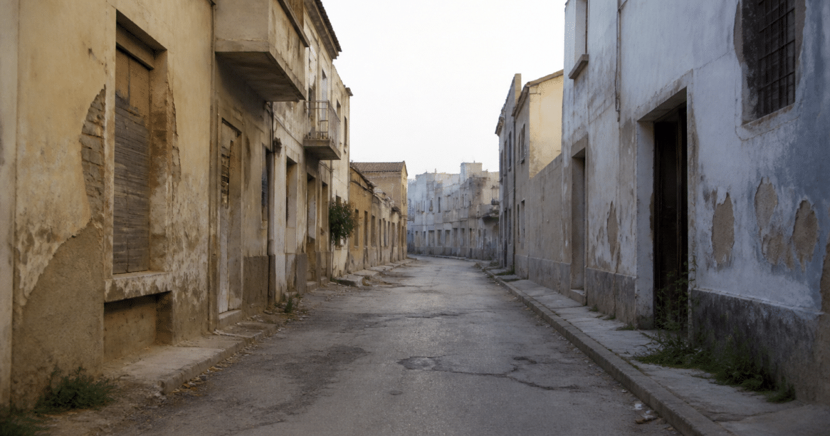 Rue urbaine desererte avec immeubles degrades et facades endommagees
